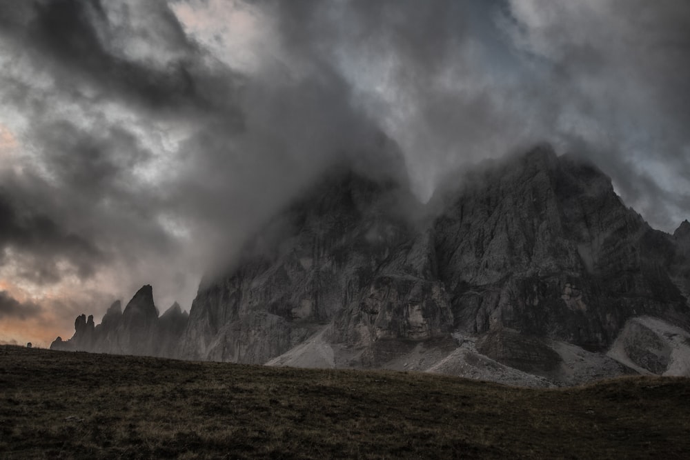 灰色の雲の下の灰色の山々