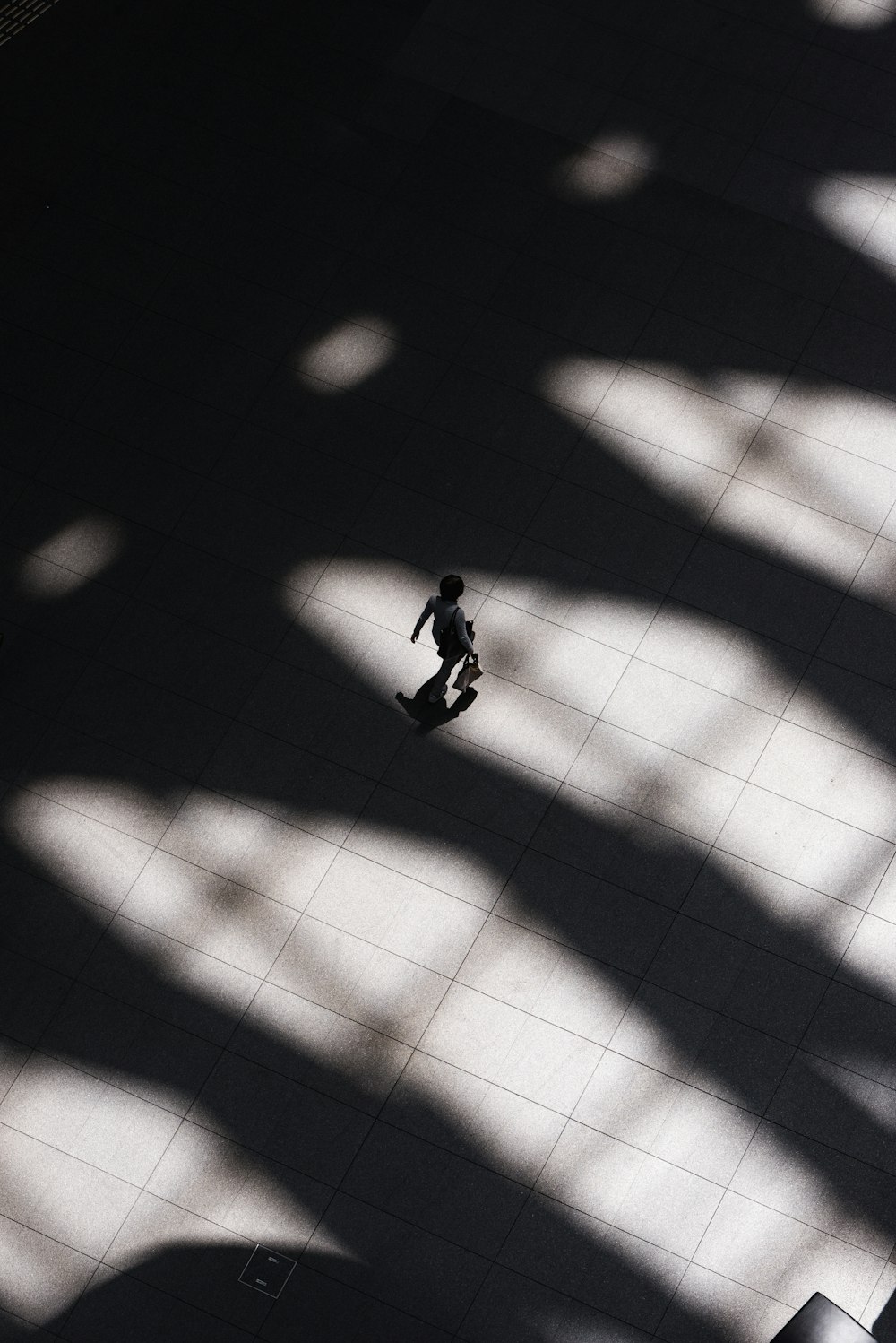 femme marchant sur un sol carrelé blanc