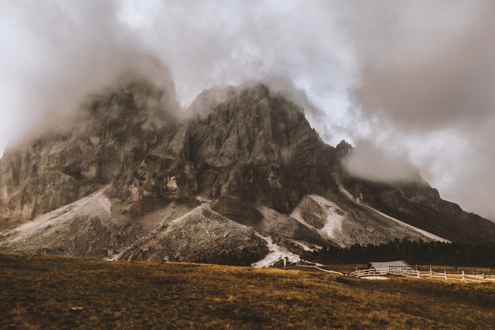 braune felsige Berge, die mit Nebel bedeckt sind