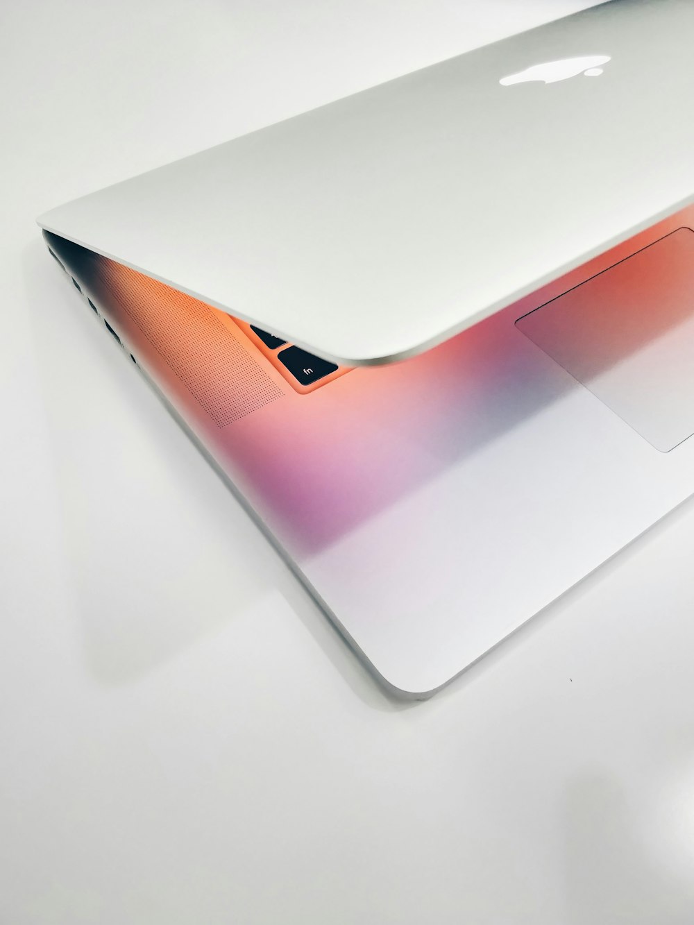 나무 표면에 Apple MacBook air