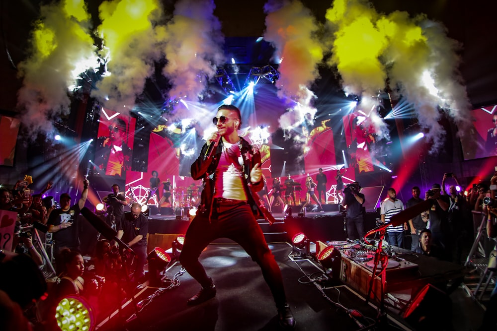 hombre cantando en el escenario