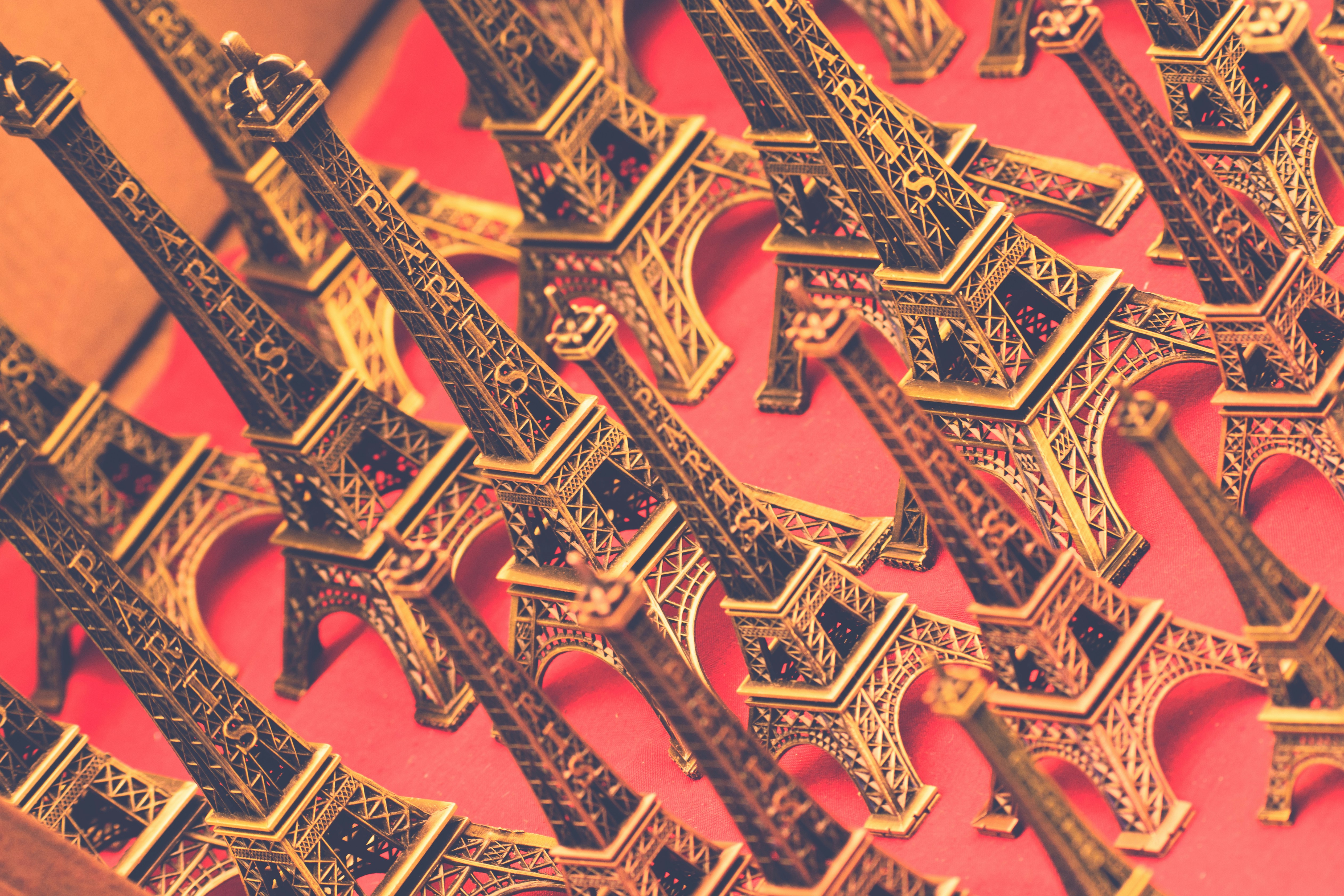 photo-1526576636352-33c7a1a2df3d?ixid=M3wxMjA3fDB8MXxzZWFyY2h8MTU4fHxnb2xkJTIwbmV3c3xlbnwwfHx8fDE3MzQzNzIwNjV8MA%5Cu0026ixlib=rb-4.0.3