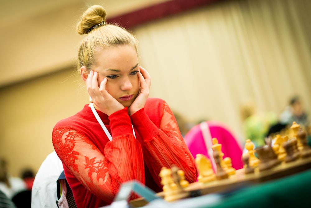 femme jouant aux échecs