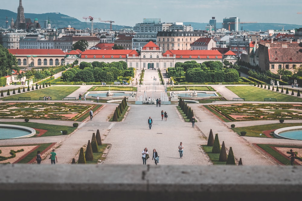 Gruppe von Menschen, die im Park spazieren gehen