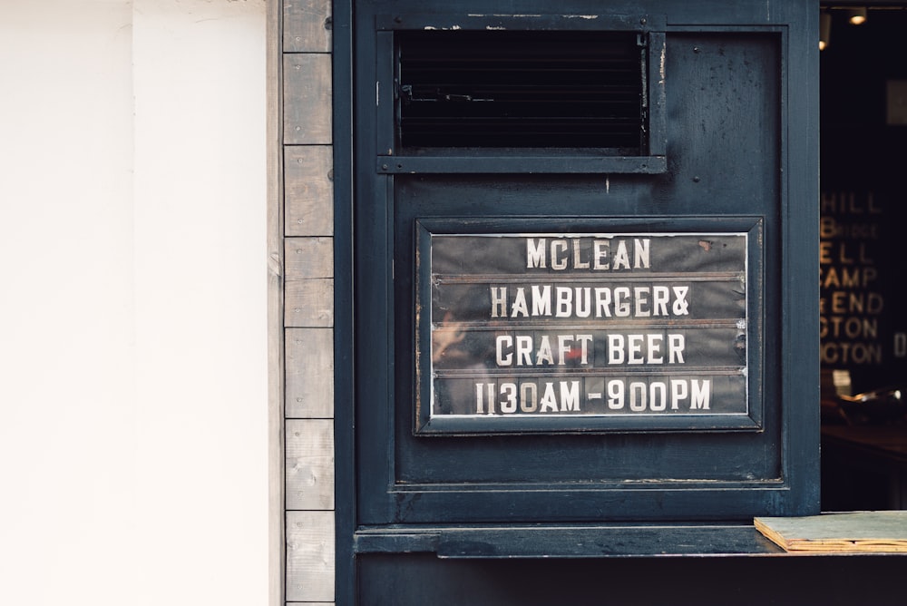 ein Schild an der Tür eines Restaurants