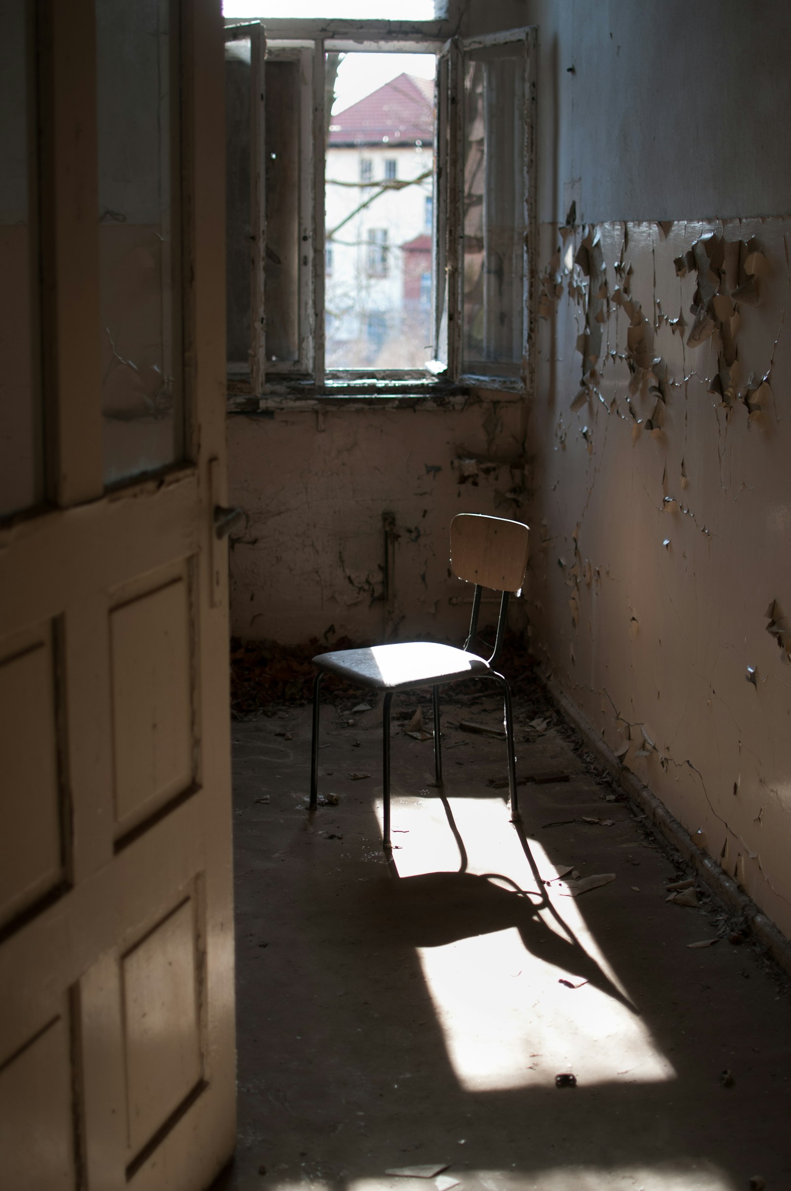 Nikon D300S + Nikon AF-S DX Nikkor 35mm F1.8G sample photo. Empty brown steel chair photography