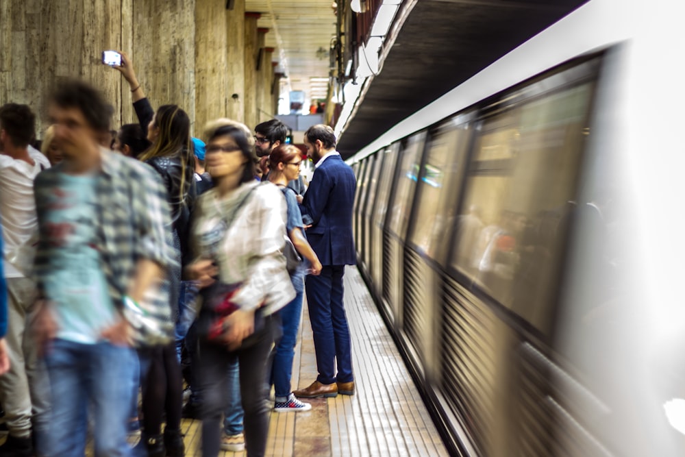 Menschen, die im Bahnhof spazieren gehen