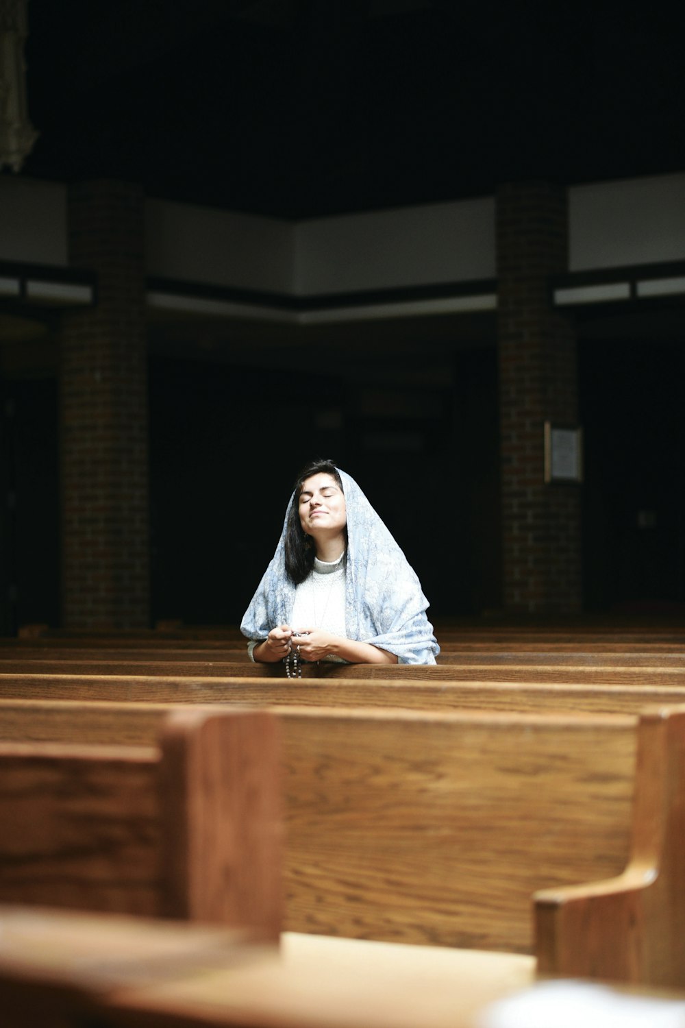 Mujer sosteniendo el rosario