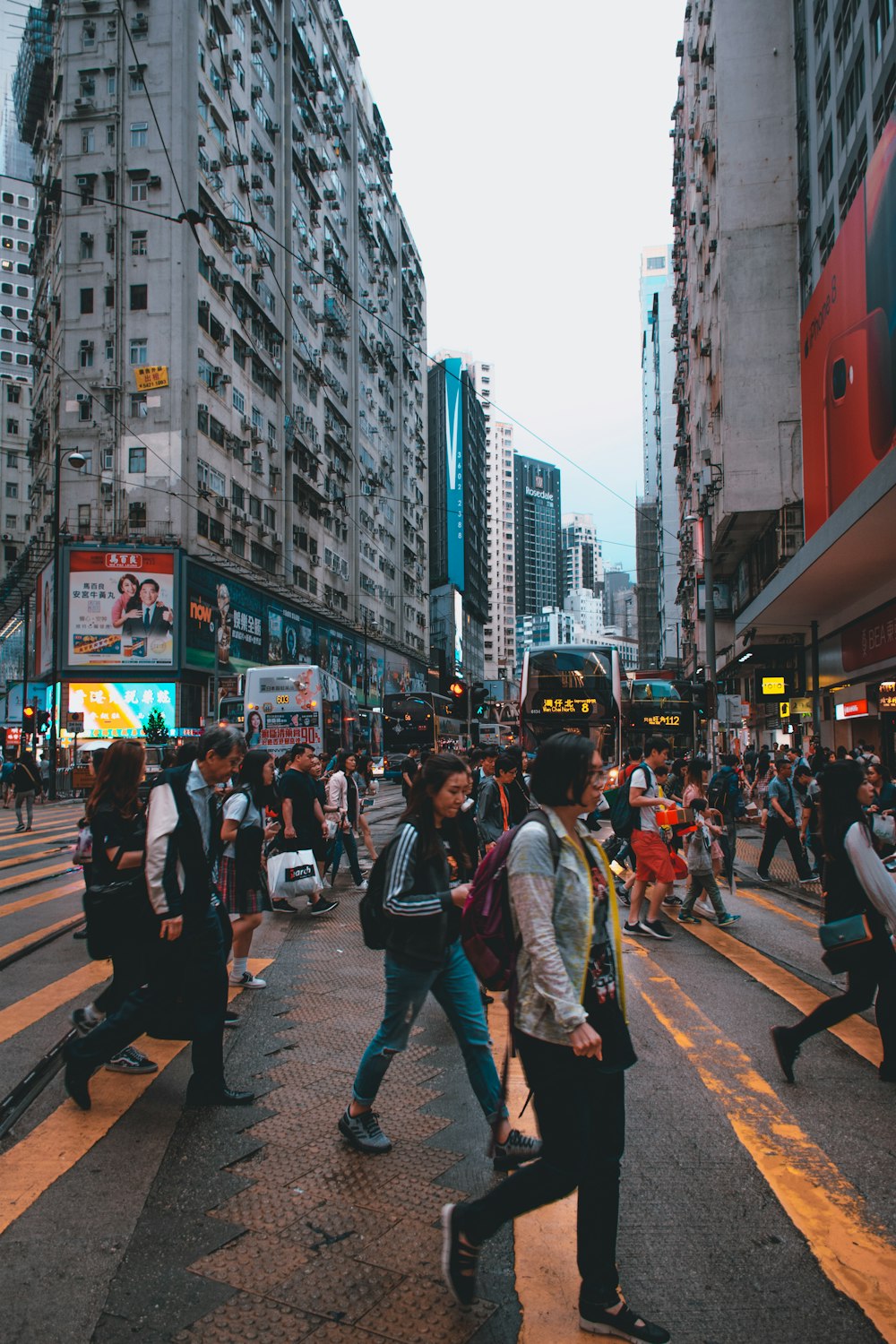 道路を横断する人々