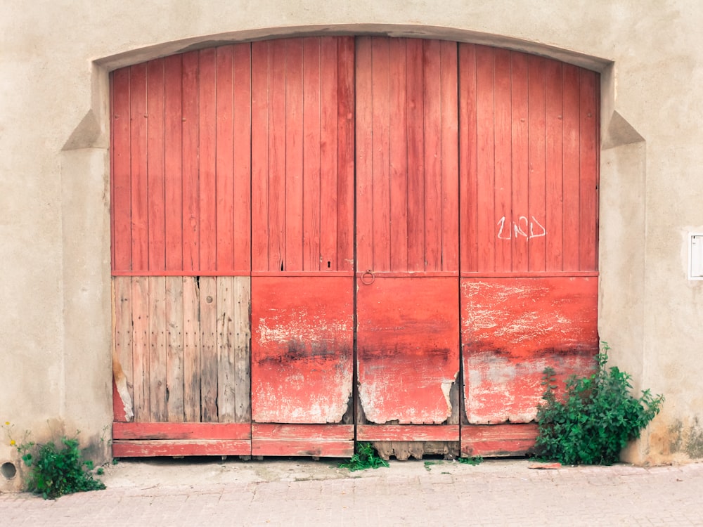Puerta de madera roja