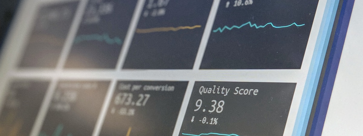market trend screenshot "quality score" metric in foreground, background blurred