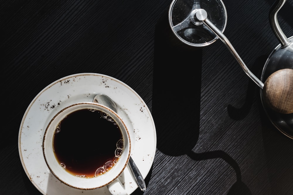 taza de té de cerámica en platillo