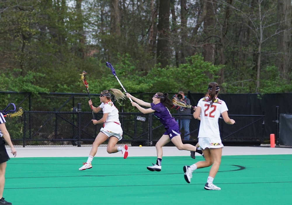 Mujer jugando lacrosse