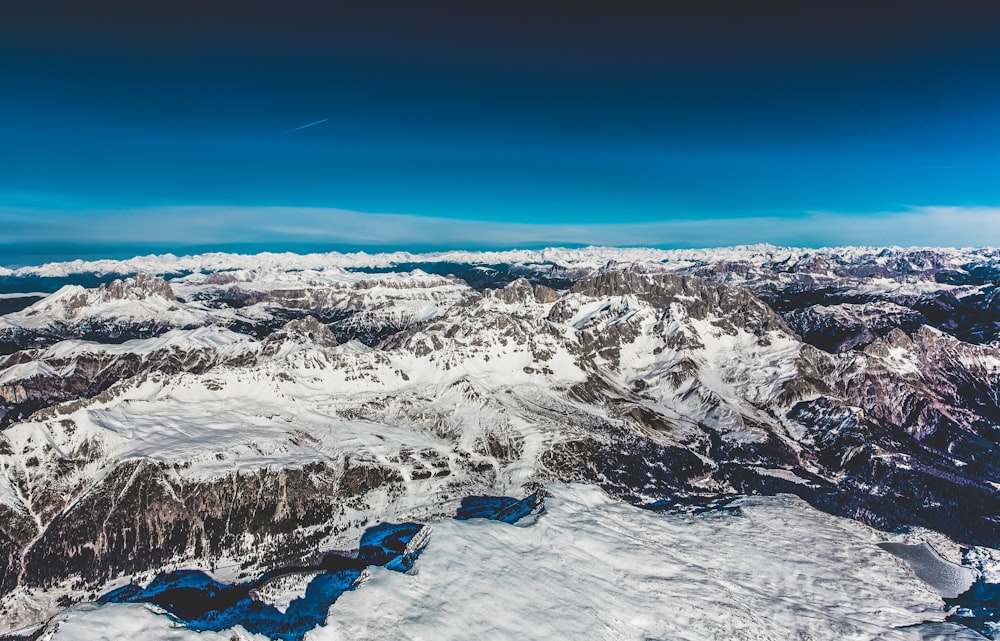 Fotografía de área de montaña cubierta de nieve