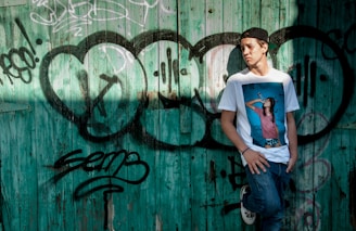 Adolescente en México reflexionando sobre su identidad y emociones durante los cambios psicológicos 