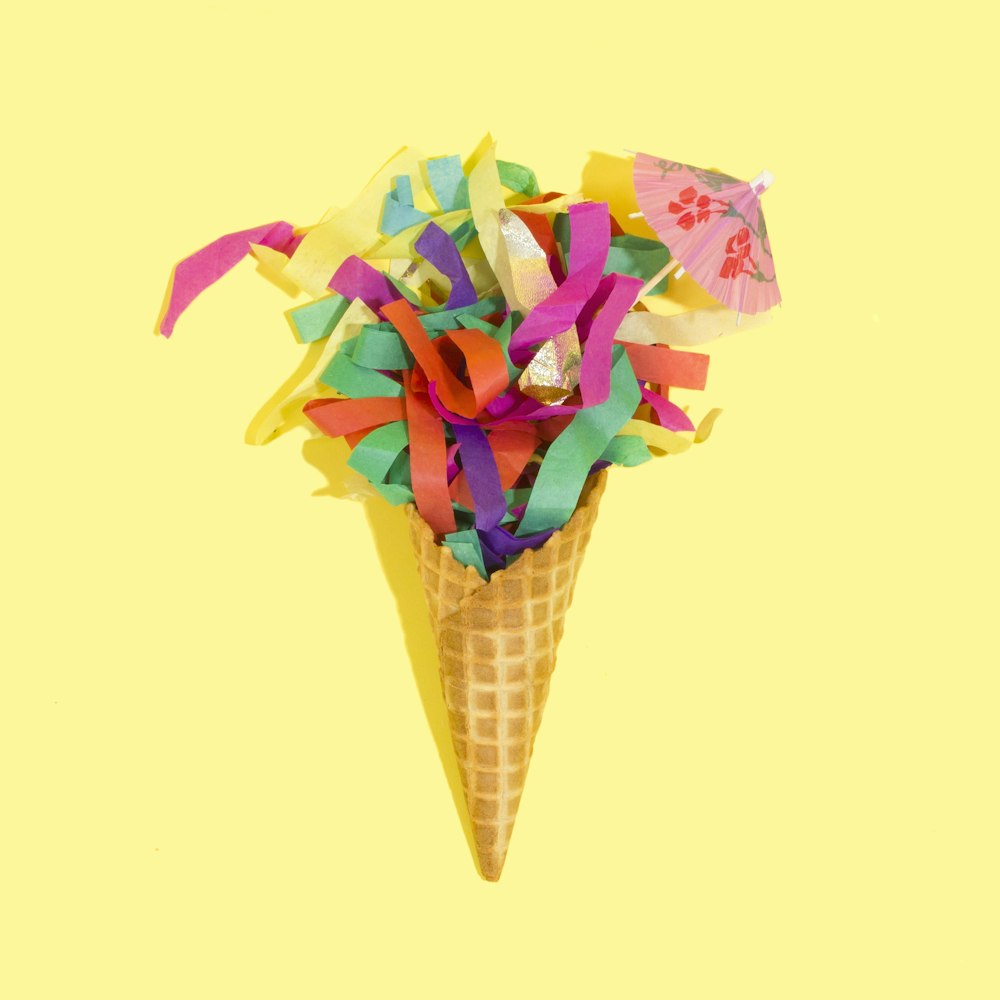 여러 가지 빛깔의 종이 아이스크림 장식