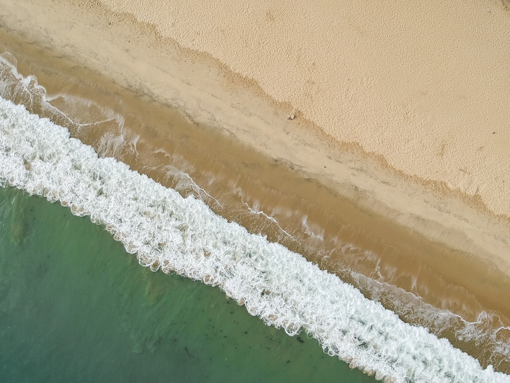 Foto aérea de la orilla del mar durante el día