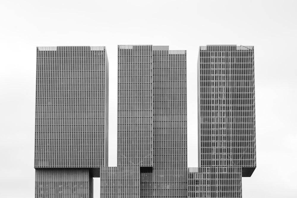 três arranha-céus de concreto cinza