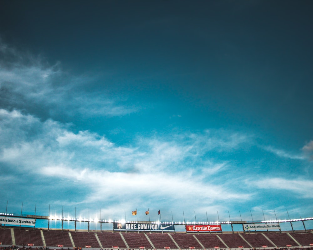 Stade sous un ciel bleu clair