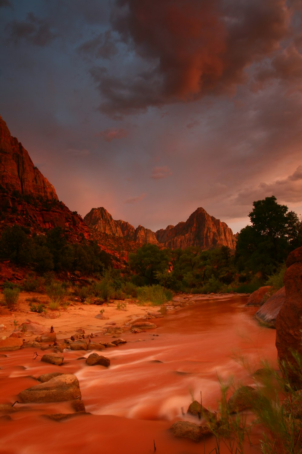 Canyon brun au coucher du soleil