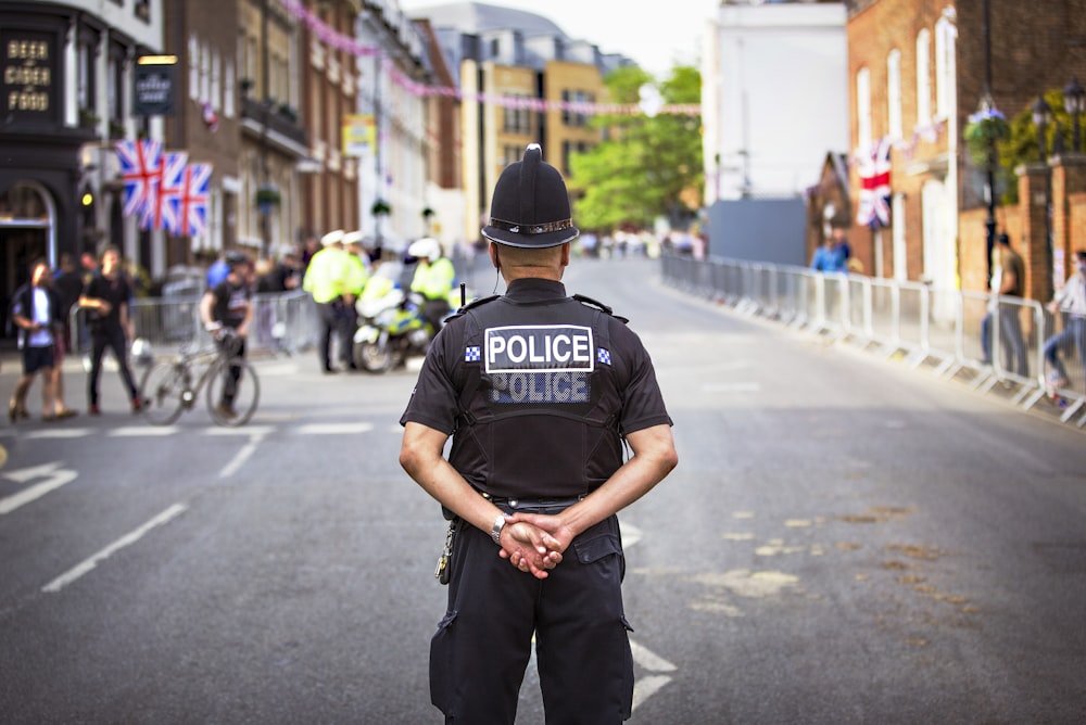 Polizisten stehen auf der Straße