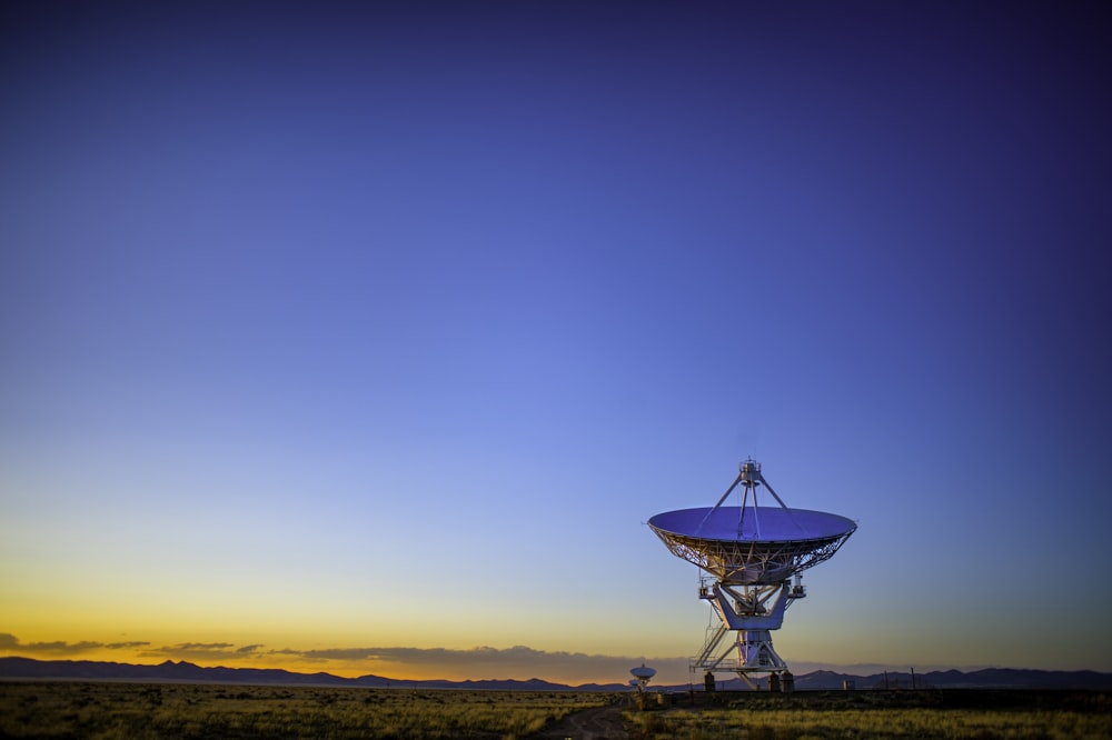 Disco satelital gris en el campo