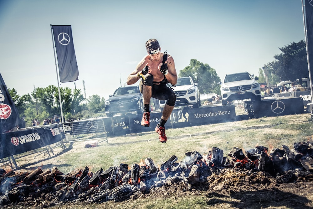 Mann springt auf Feuerholz