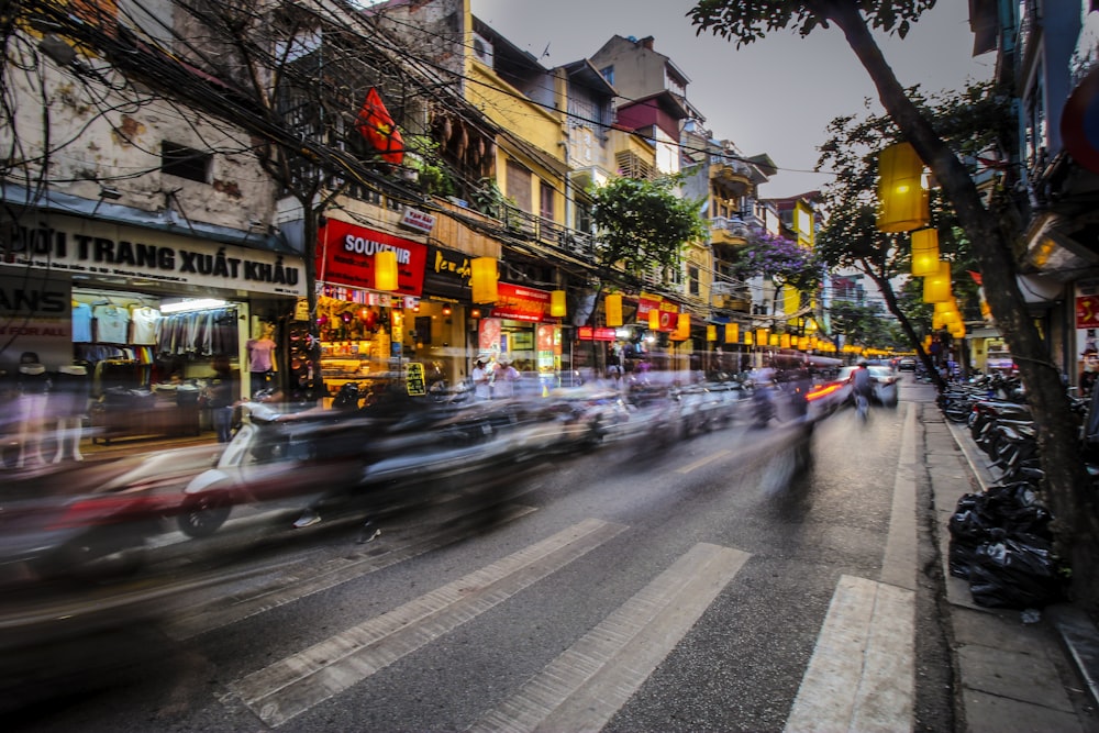 Fotografía de lapso de tiempo del vehículo hacia el carril peatonal