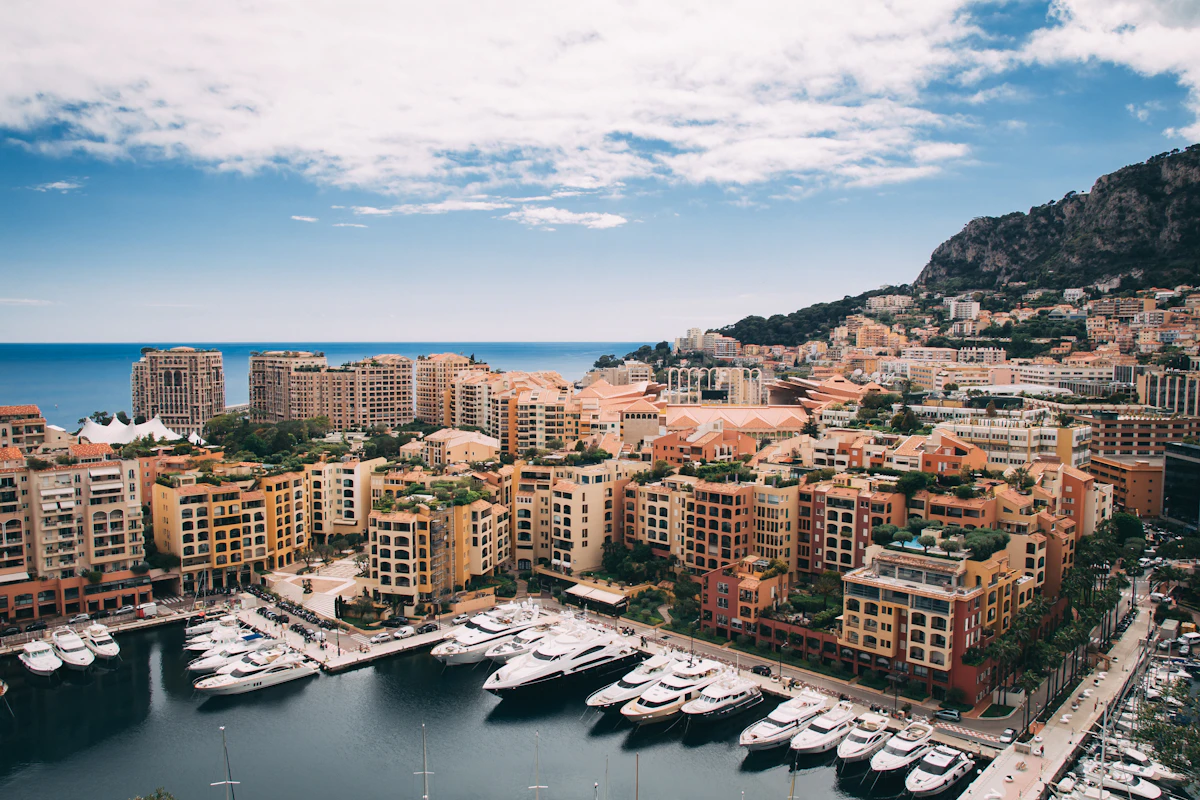 Il porto di Fontvieille a Monaco con yacht ormeggiati e i palazzi sul lungomare