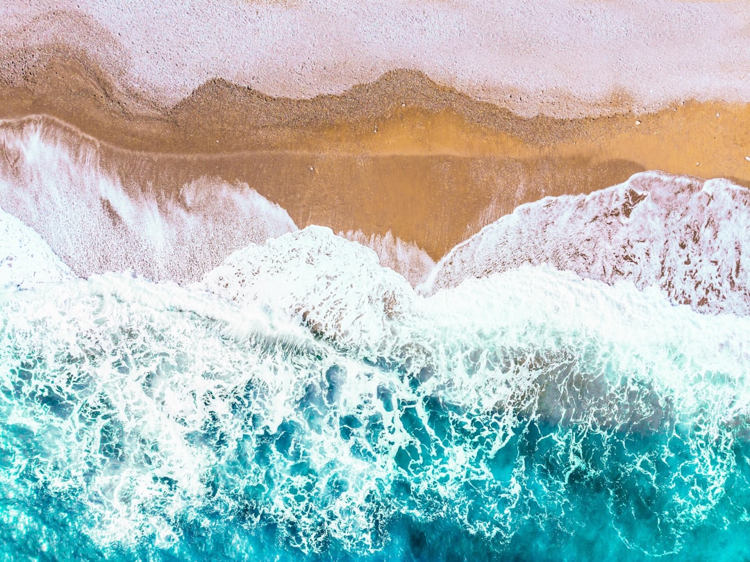 scenery of sea wave, the waves are crashing
