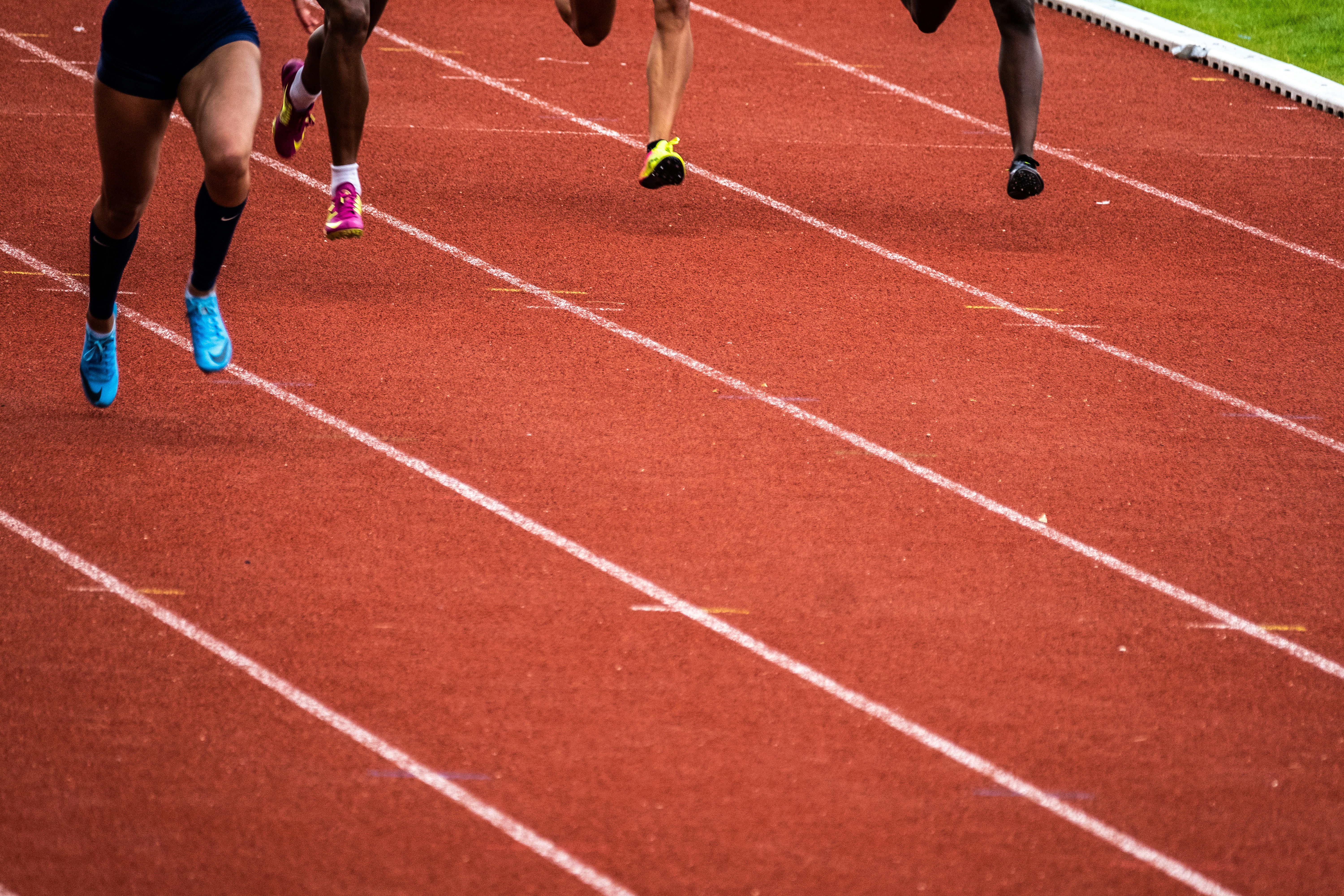 people running on race track