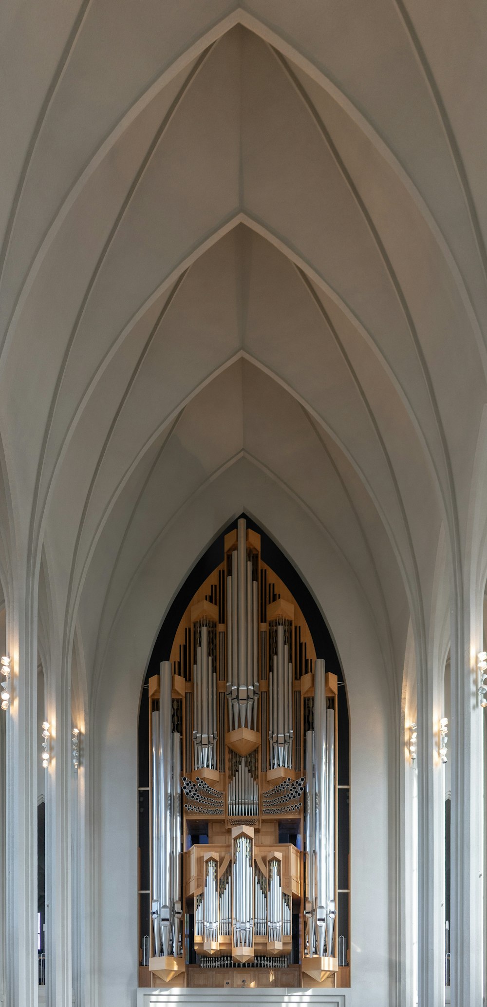 Grau gestrichenes Kathedralen-Interieur