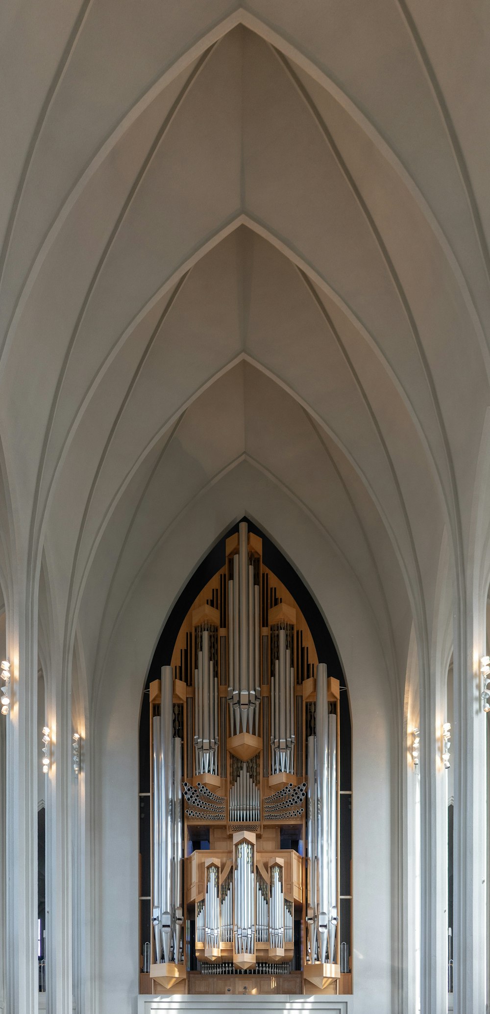 Interno della cattedrale dipinto di grigio