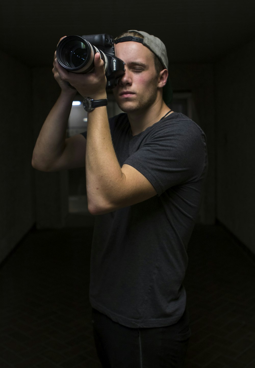 Mann fotografiert mit Canon DSLR-Kamera