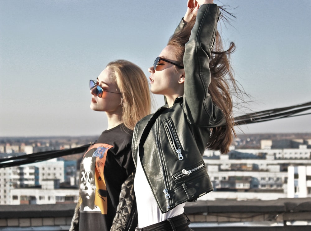 deux femmes marchant dans les rues