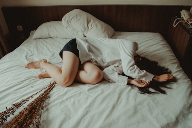 Frau liegt wach im Bett
