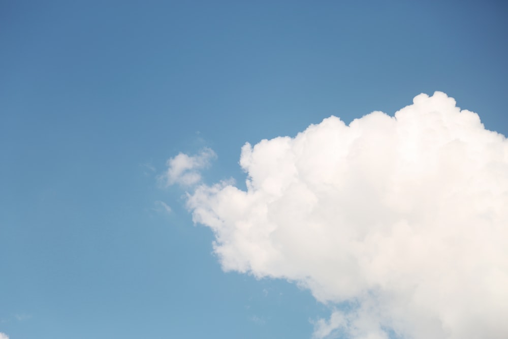 Weiße Wolke am Himmel