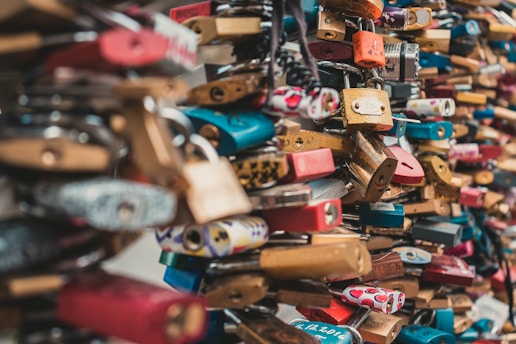 shallow focus photography of love lock