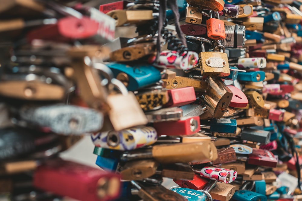 shallow focus photography of love lock
