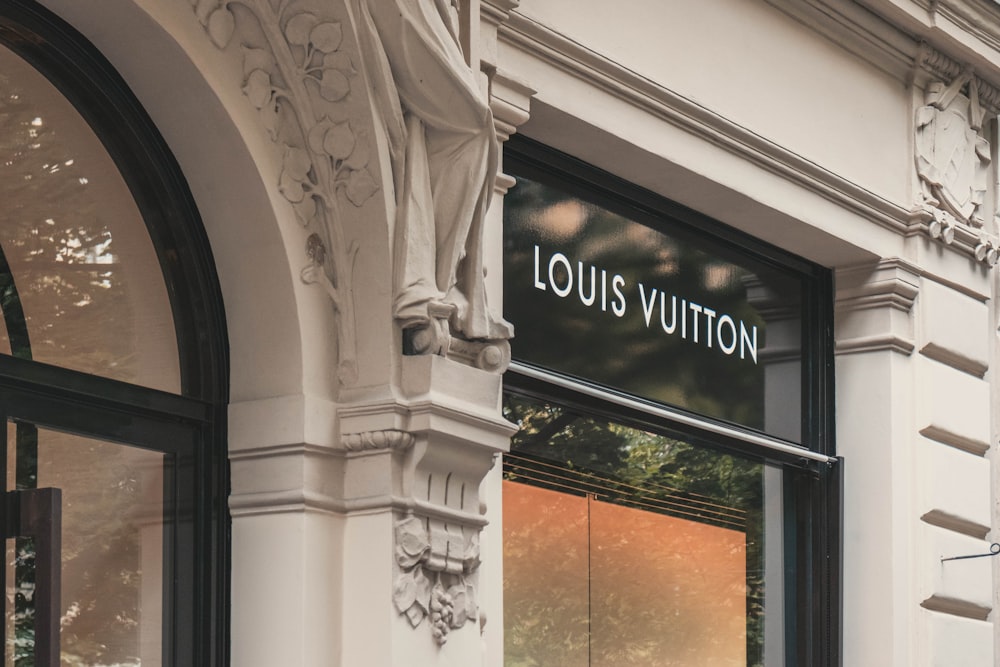 Segnaletica della boutique Louis Vuitton sull'edificio