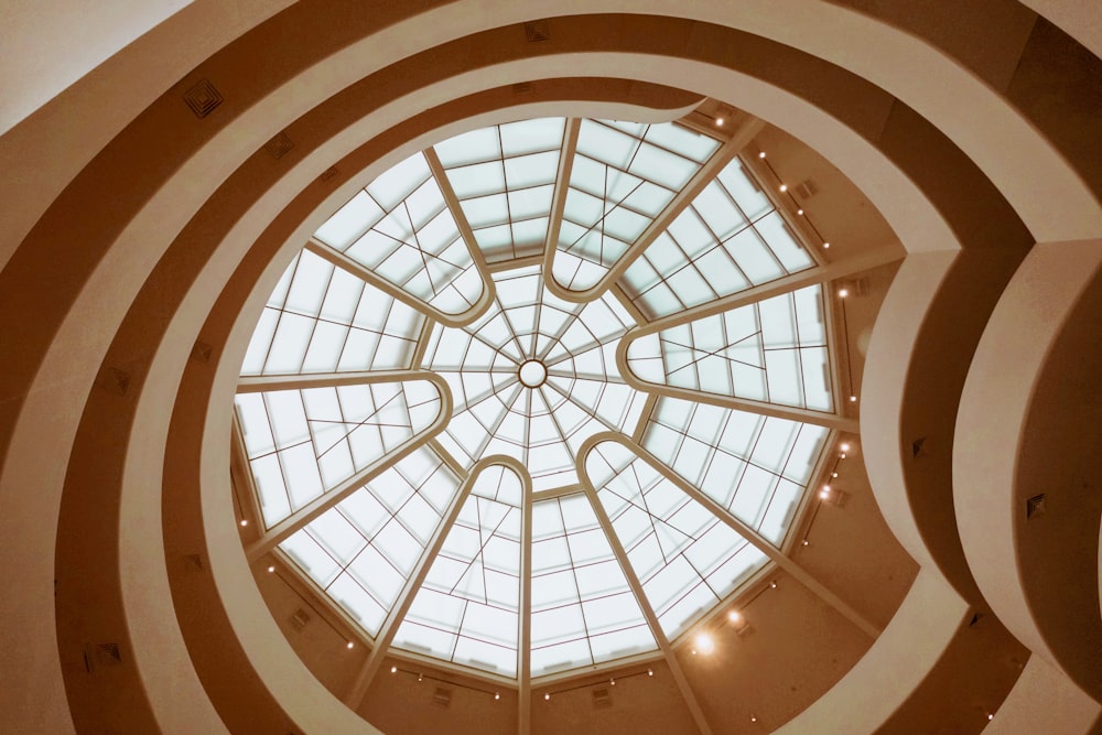 Fotografía de ángulo bajo del interior del edificio de la cúpula