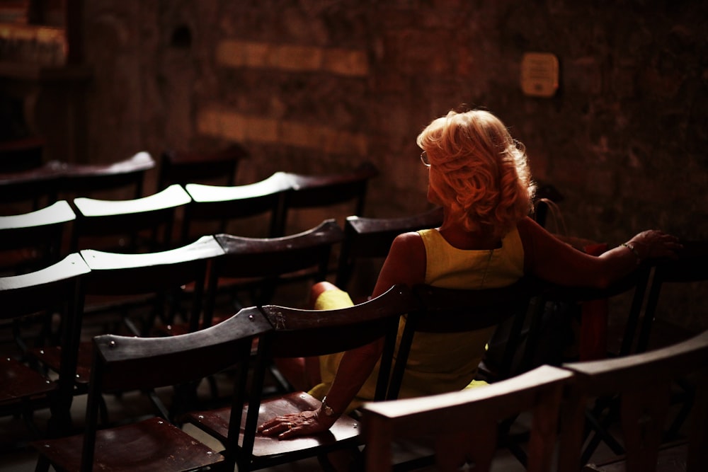 femme assise sur une chaise