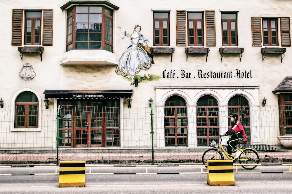 Frau mit gelbem und schwarzem Cruiser-Fahrrad während des Tages