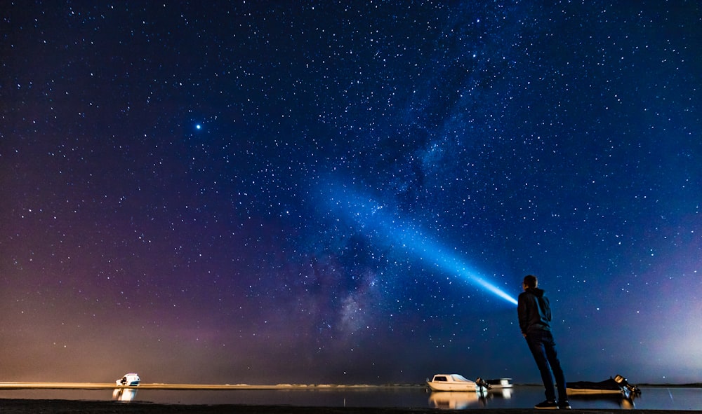Un uomo sta guardando le stelle nel cielo