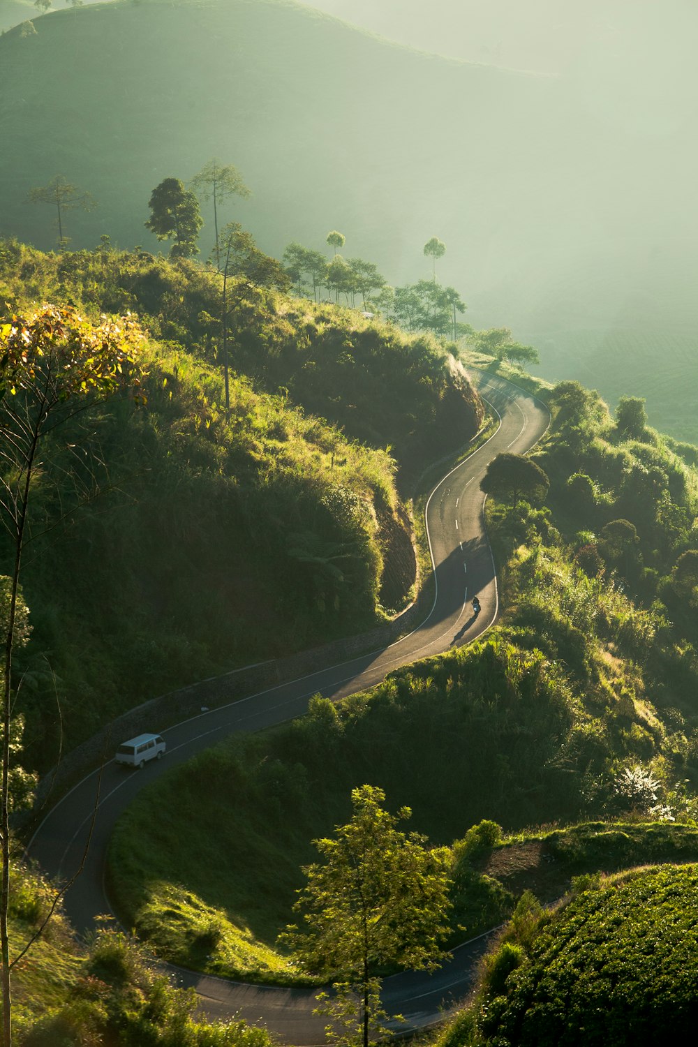 fotografia aérea de van branca na estrada