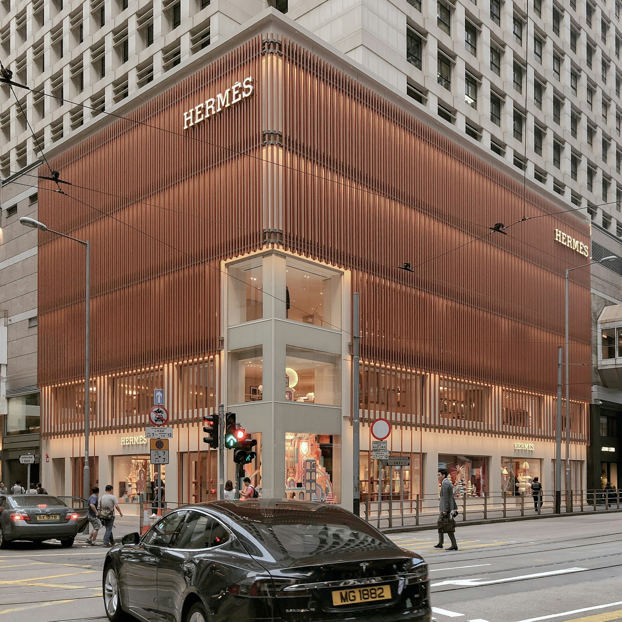 Tactfully adjusted to bring out the details of the aluminium pillars
–
Mainly influenced by bamboo scaffolding commonly seen here in 🇭🇰. These copper coloured anodised aluminium pillars stacks above the pre-existing facade. Enabling natural light to flood into the store.