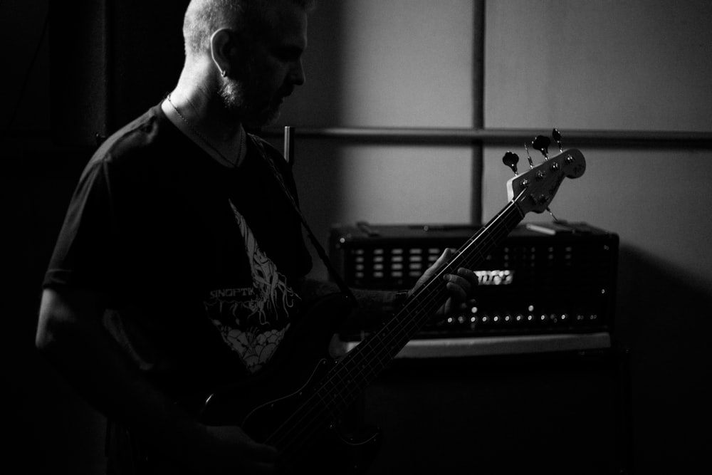 Foto a escala de una persona tocando la guitarra eléctrica