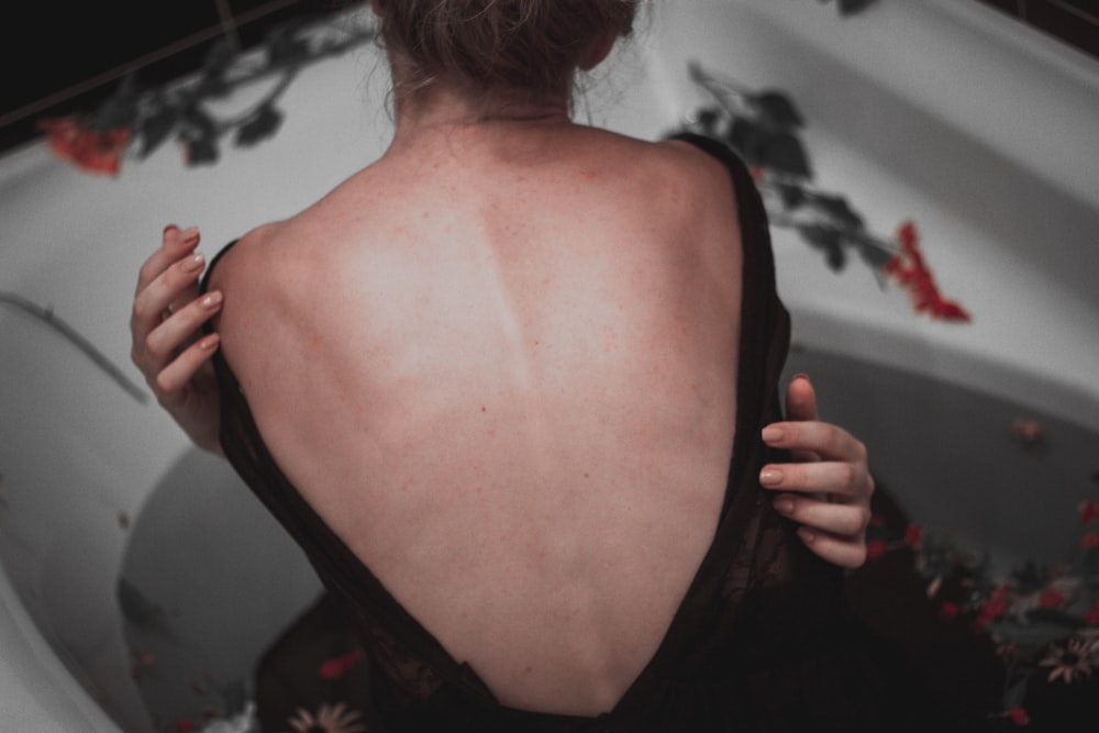 mujer mostrando la espalda