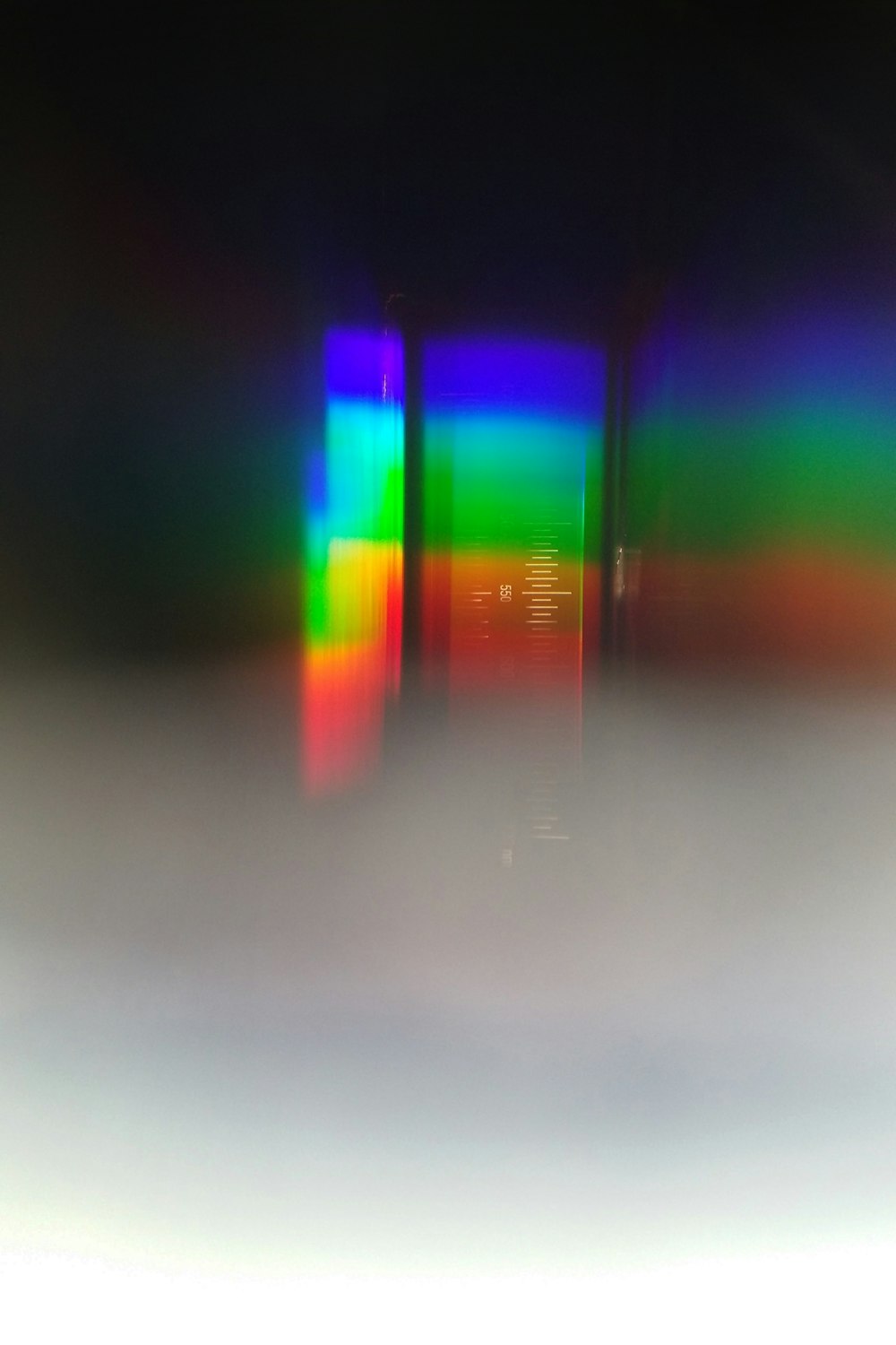 Una foto sfocata di un telefono cellulare con uno schermo colorato