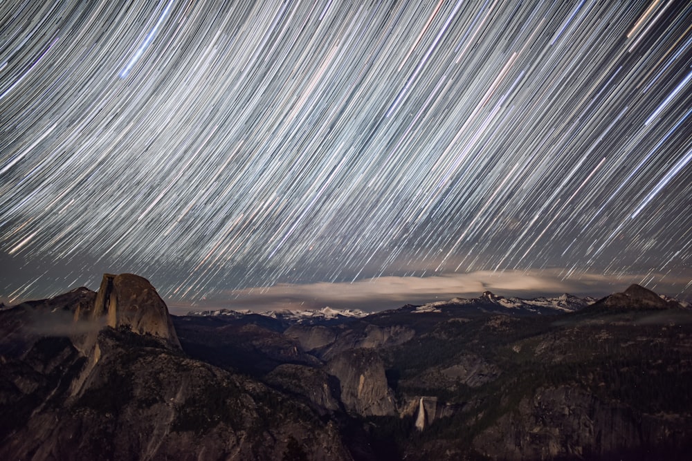 El cielo nocturno está lleno de rastros de estrellas